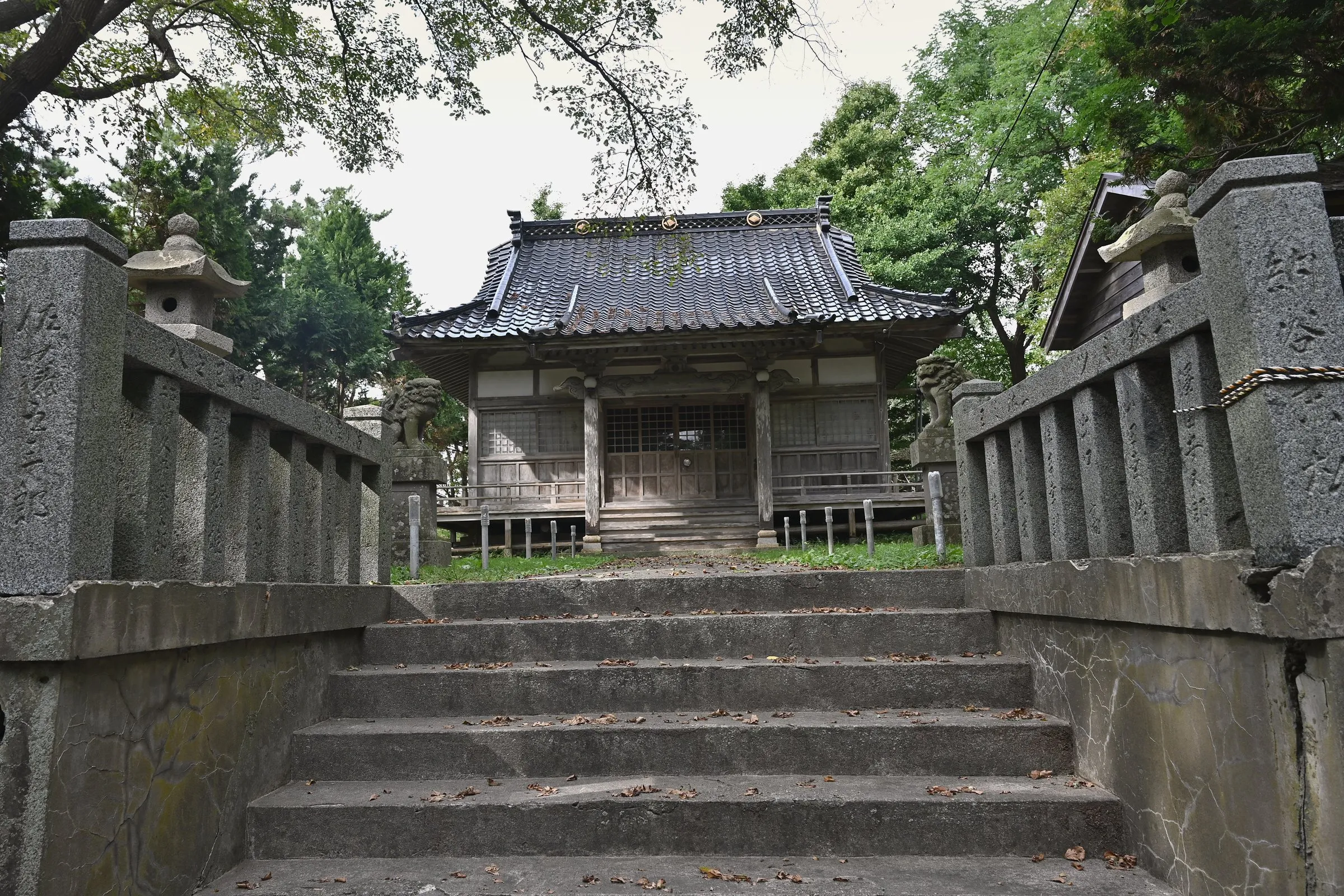 砂館神社へ続く石段と社殿